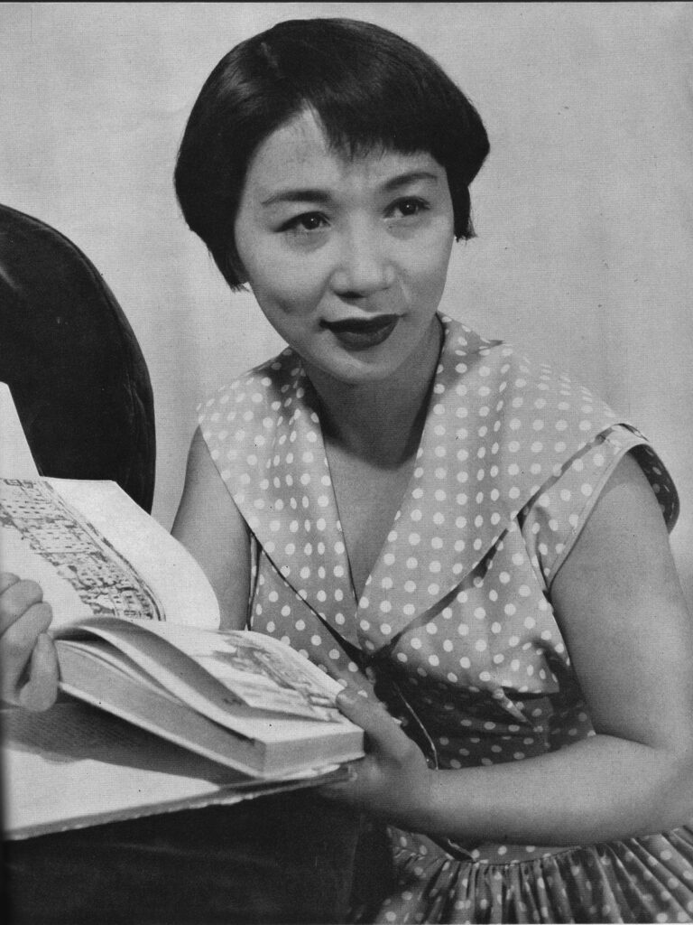 時事世界社 (Jiji Sekai-sha). - 『映画と演劇』1955年10月号、時事世界社、1955年、p. 12Magazine for "Eiga to Engeki (Movies and theater)" October 1955 issue, Jiji Sekai-sha. 1955 , p. 12, パブリック・ドメイン, https://commons.wikimedia.org/w/index.php?curid=61494322による